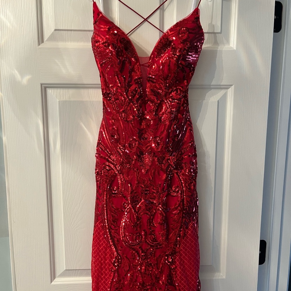 Gorgeous Amarra red sequin evening gown in size 4 - Picture 3 of 15